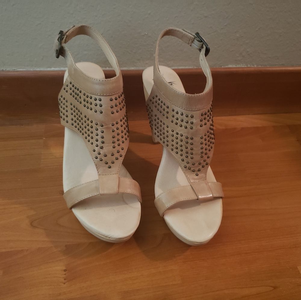 Very volatile sandals